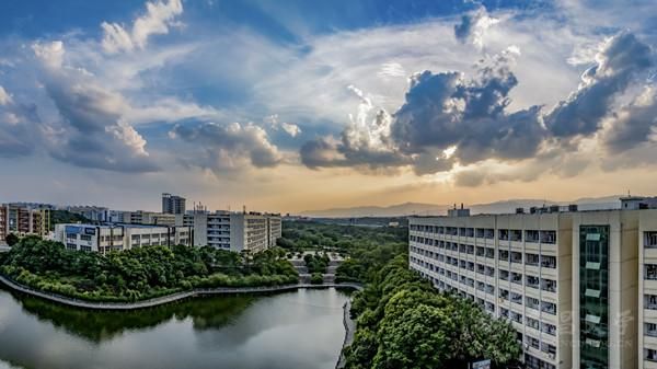 大美南大日落前湖红霞飞，困倚南大醉不知